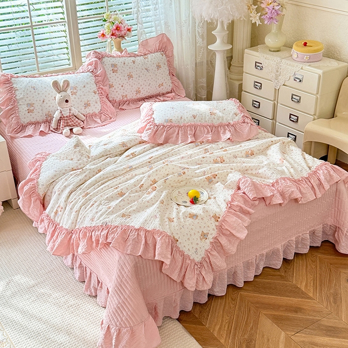 91家纺网 家纺一手货源 找家纺 韩约家纺 2026新款法式大花边床盖款泡芙棉夏凉被空调被四件套 熊宝