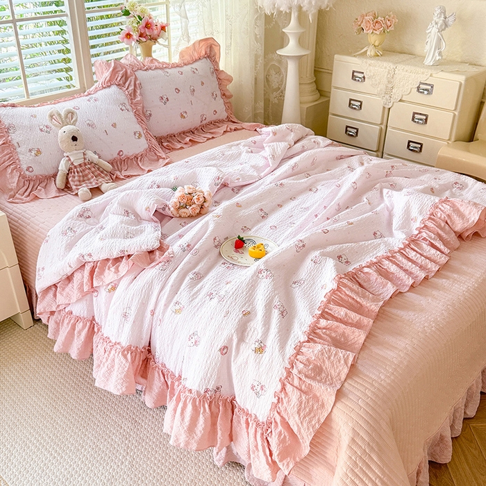 91家纺网 家纺一手货源 找家纺 韩约家纺 2026新款法式大花边床盖款泡芙棉夏凉被空调被四件套 宝贝甜心