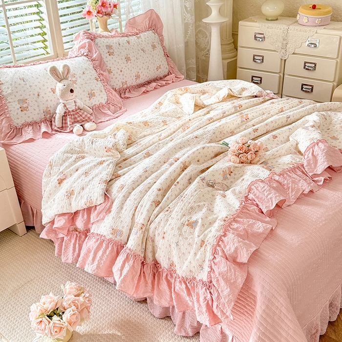 91家纺网 家纺一手货源 找家纺 韩约家纺 2026新款法式大花边床盖款泡芙棉夏凉被空调被四件套 熊宝