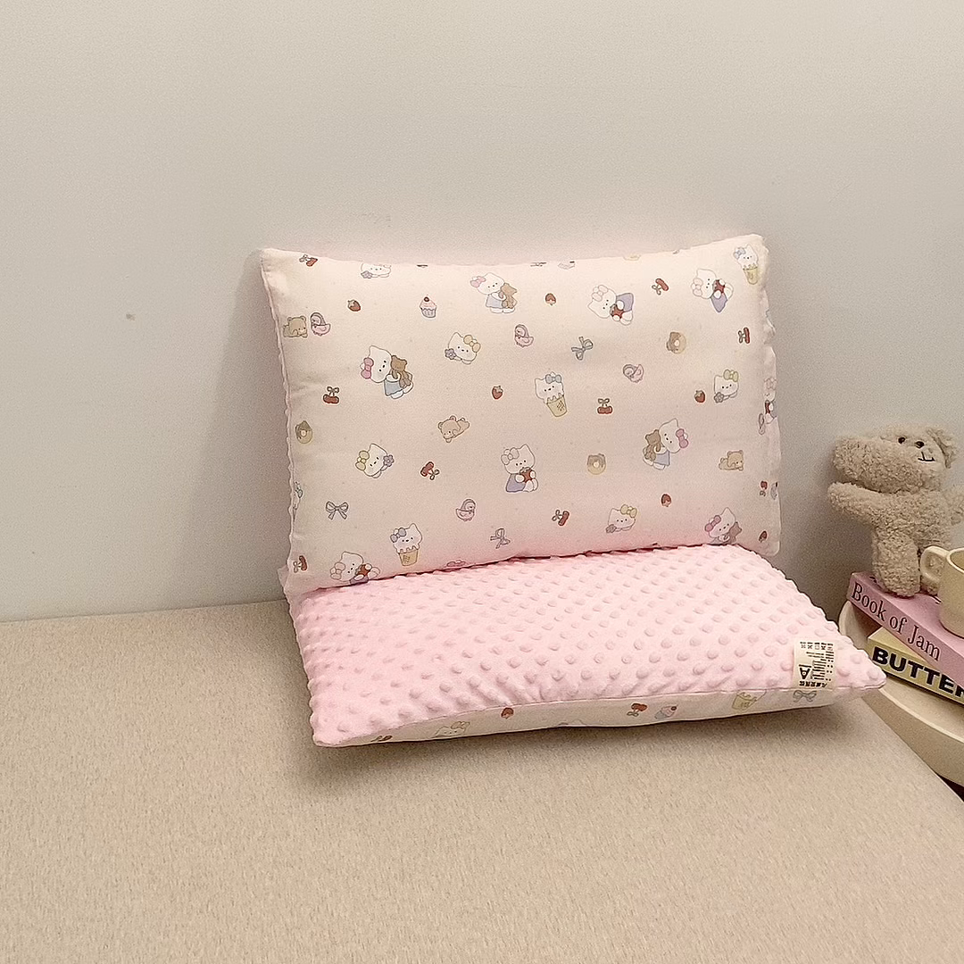 91家纺网 家纺一手货源 找家纺 珍贝家纺 2026新款全棉双层纱豆豆连套枕 小猫-粉