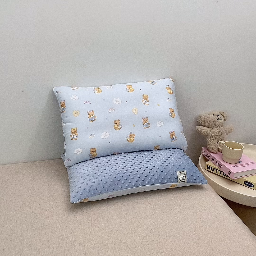 91家纺网 家纺一手货源 找家纺 珍贝家纺 2026新款全棉双层纱豆豆连套枕 小熊-蓝