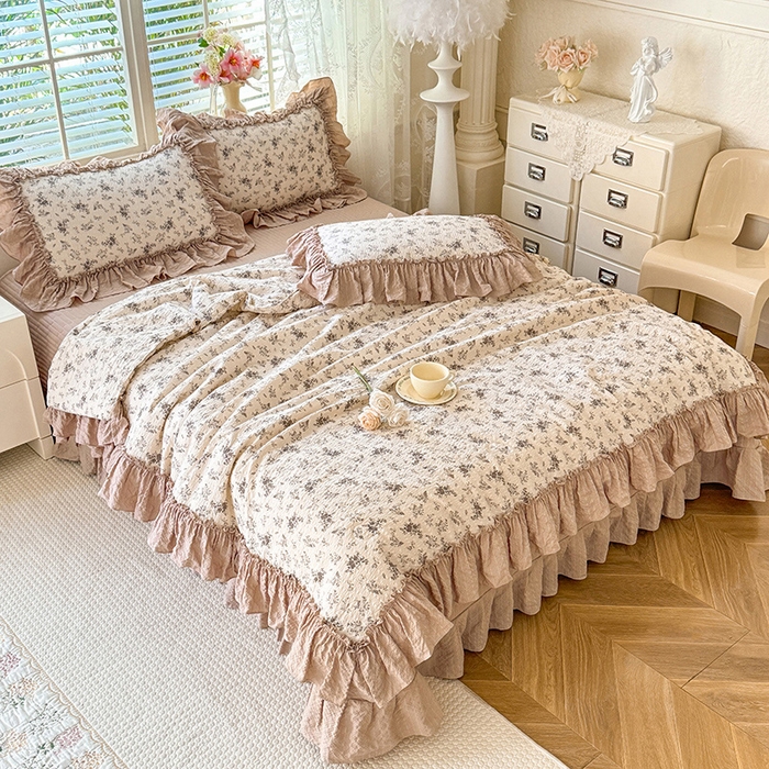 91家纺网 家纺一手货源 找家纺 韩约家纺 2026新款法式大花边床盖款泡芙棉夏凉被空调被四件套 倚梦