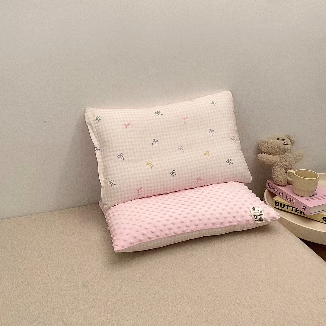 91家纺网 家纺一手货源 找家纺 珍贝家纺 2026新款全棉双层纱豆豆连套枕 蝴蝶结-小粉格