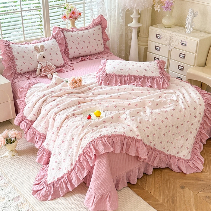 91家纺网 家纺一手货源 找家纺 韩约家纺 2026新款法式大花边床盖款泡芙棉夏凉被空调被四件套 蝶语