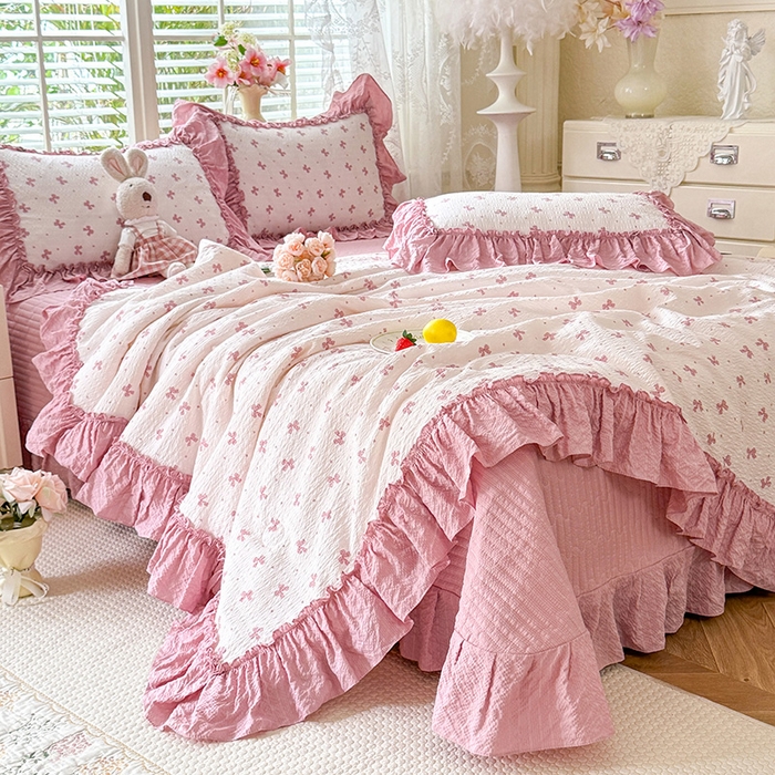 91家纺网 家纺一手货源 找家纺 韩约家纺 2026新款法式大花边床盖款泡芙棉夏凉被空调被四件套 蝶语