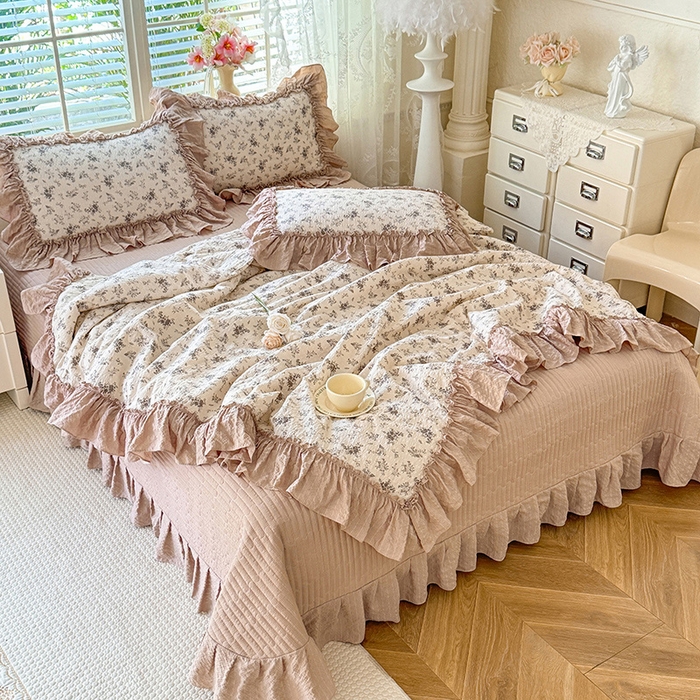 91家纺网 家纺一手货源 找家纺 韩约家纺 2026新款法式大花边床盖款泡芙棉夏凉被空调被四件套 倚梦