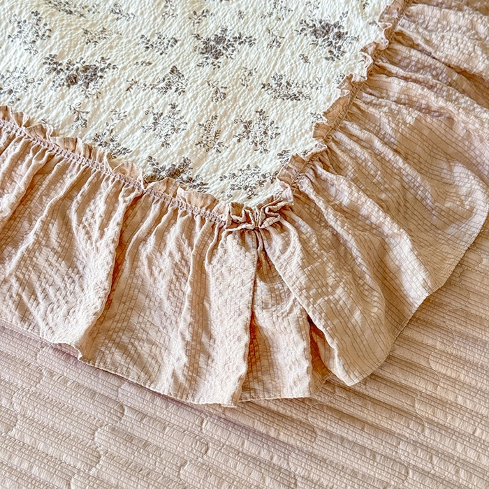 91家纺网 家纺一手货源 找家纺 韩约家纺 2026新款法式大花边床盖款泡芙棉夏凉被空调被四件套 倚梦