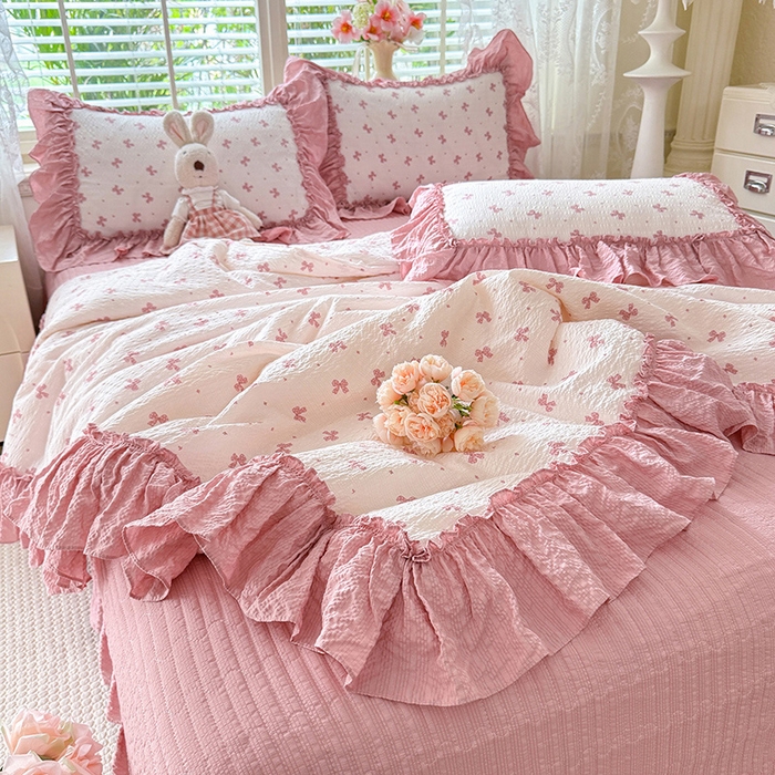 91家纺网 家纺一手货源 找家纺 韩约家纺 2026新款法式大花边床盖款泡芙棉夏凉被空调被四件套 蝶语