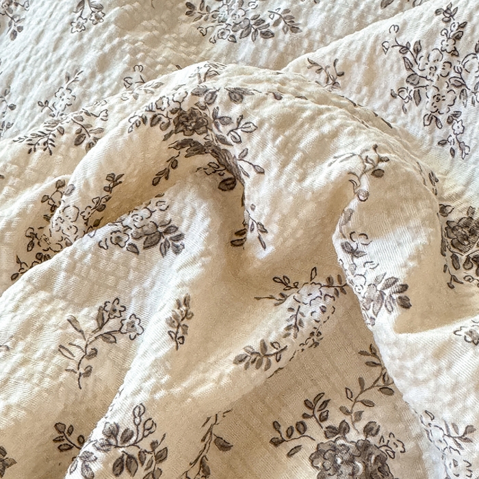 91家纺网 家纺一手货源 找家纺 韩约家纺 2026新款法式大花边床盖款泡芙棉夏凉被空调被四件套 倚梦