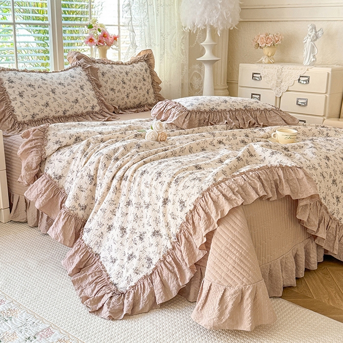 91家纺网 家纺一手货源 找家纺 韩约家纺 2026新款法式大花边床盖款泡芙棉夏凉被空调被四件套 倚梦