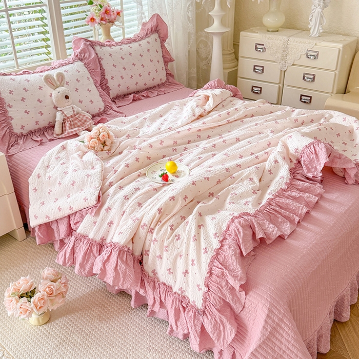 91家纺网 家纺一手货源 找家纺 韩约家纺 2026新款法式大花边床盖款泡芙棉夏凉被空调被四件套 蝶语