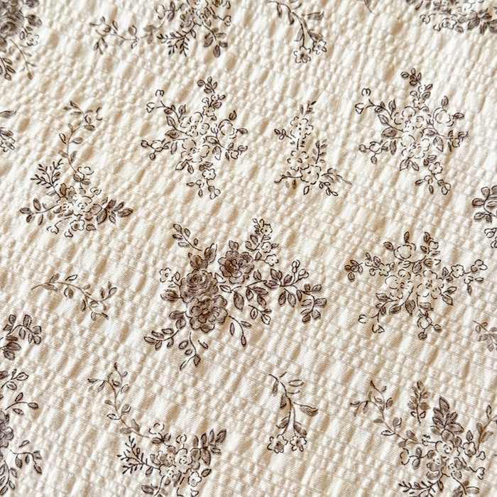 91家纺网 家纺一手货源 找家纺 韩约家纺 2026新款法式大花边床盖款泡芙棉夏凉被空调被四件套 倚梦