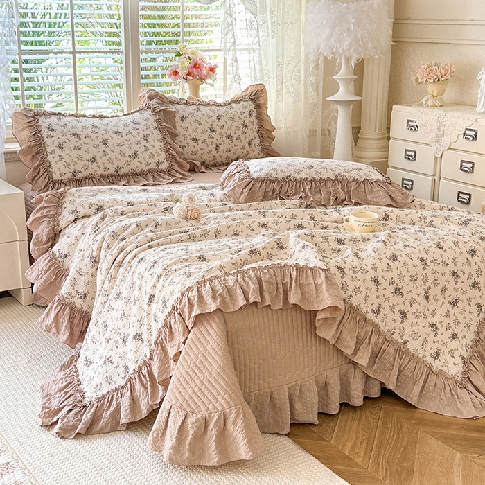 91家纺网 家纺一手货源 找家纺 韩约家纺 2026新款法式大花边床盖款泡芙棉夏凉被空调被四件套 倚梦