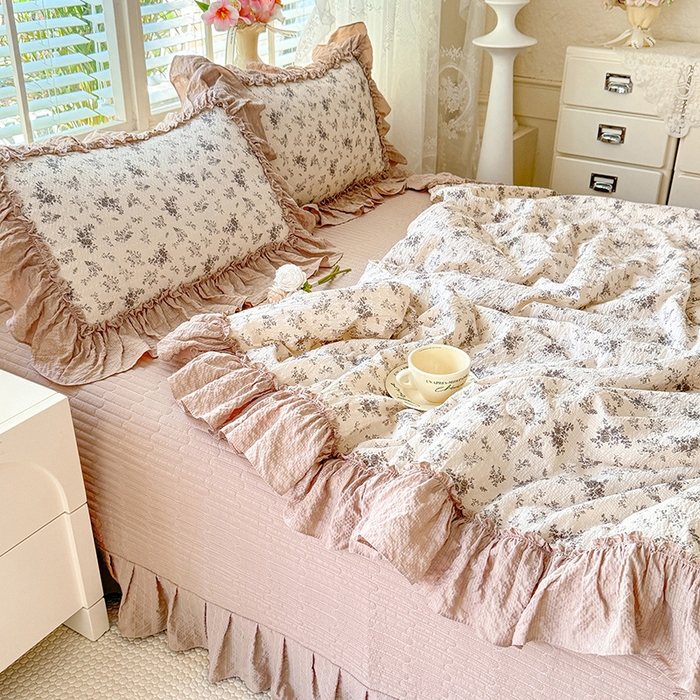 91家纺网 家纺一手货源 找家纺 韩约家纺 2026新款法式大花边床盖款泡芙棉夏凉被空调被四件套 倚梦