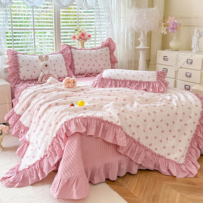 91家纺网 家纺一手货源 找家纺 韩约家纺 2026新款法式大花边床盖款泡芙棉夏凉被空调被四件套 蝶语