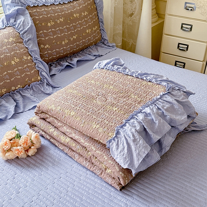 91家纺网 家纺一手货源 找家纺 韩约家纺 2026新款法式大花边床盖款泡芙棉夏凉被空调被四件套 木槿