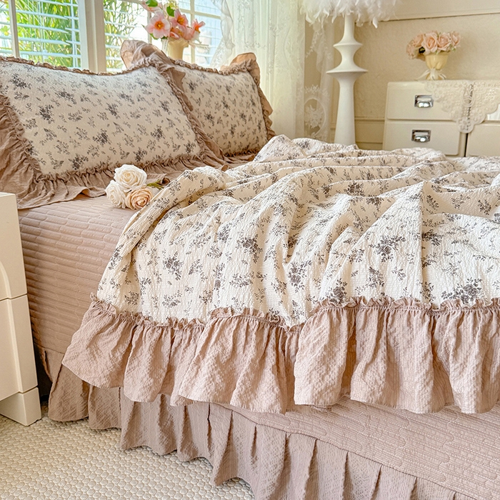 91家纺网 家纺一手货源 找家纺 韩约家纺 2026新款法式大花边床盖款泡芙棉夏凉被空调被四件套 倚梦