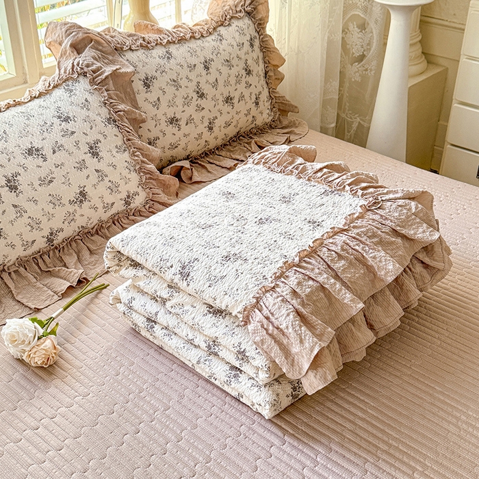 91家纺网 家纺一手货源 找家纺 韩约家纺 2026新款法式大花边床盖款泡芙棉夏凉被空调被四件套 倚梦