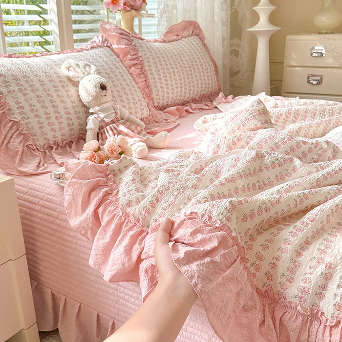 91家纺网 家纺一手货源 找家纺 韩约家纺 2026新款法式大花边床盖款泡芙棉夏凉被空调被四件套 花沐