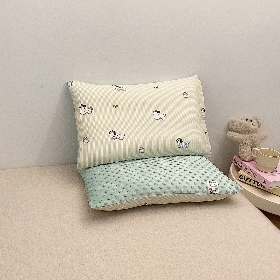 91家纺网 家纺一手货源 找家纺 珍贝家纺 2026新款全棉双层纱豆豆连套枕 腊肠狗-条纹