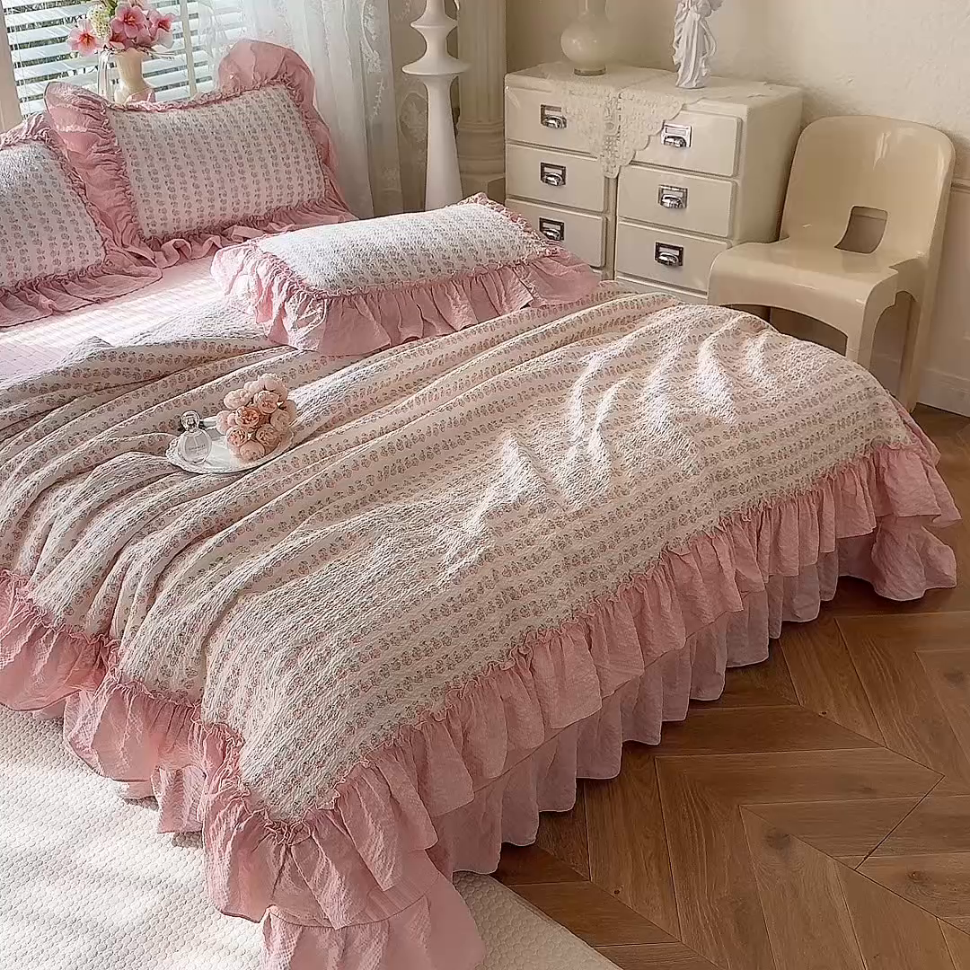 91家纺网 家纺一手货源 找家纺 韩约家纺 2026新款法式大花边床盖款泡芙棉夏凉被空调被四件套 花沐