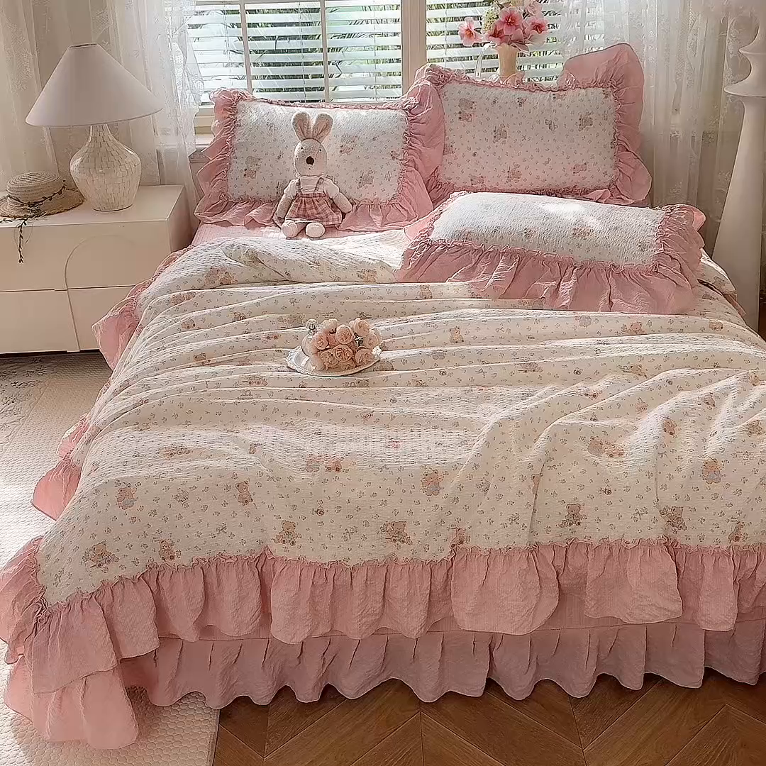 91家纺网 家纺一手货源 找家纺 韩约家纺 2026新款法式大花边床盖款泡芙棉夏凉被空调被四件套 熊宝