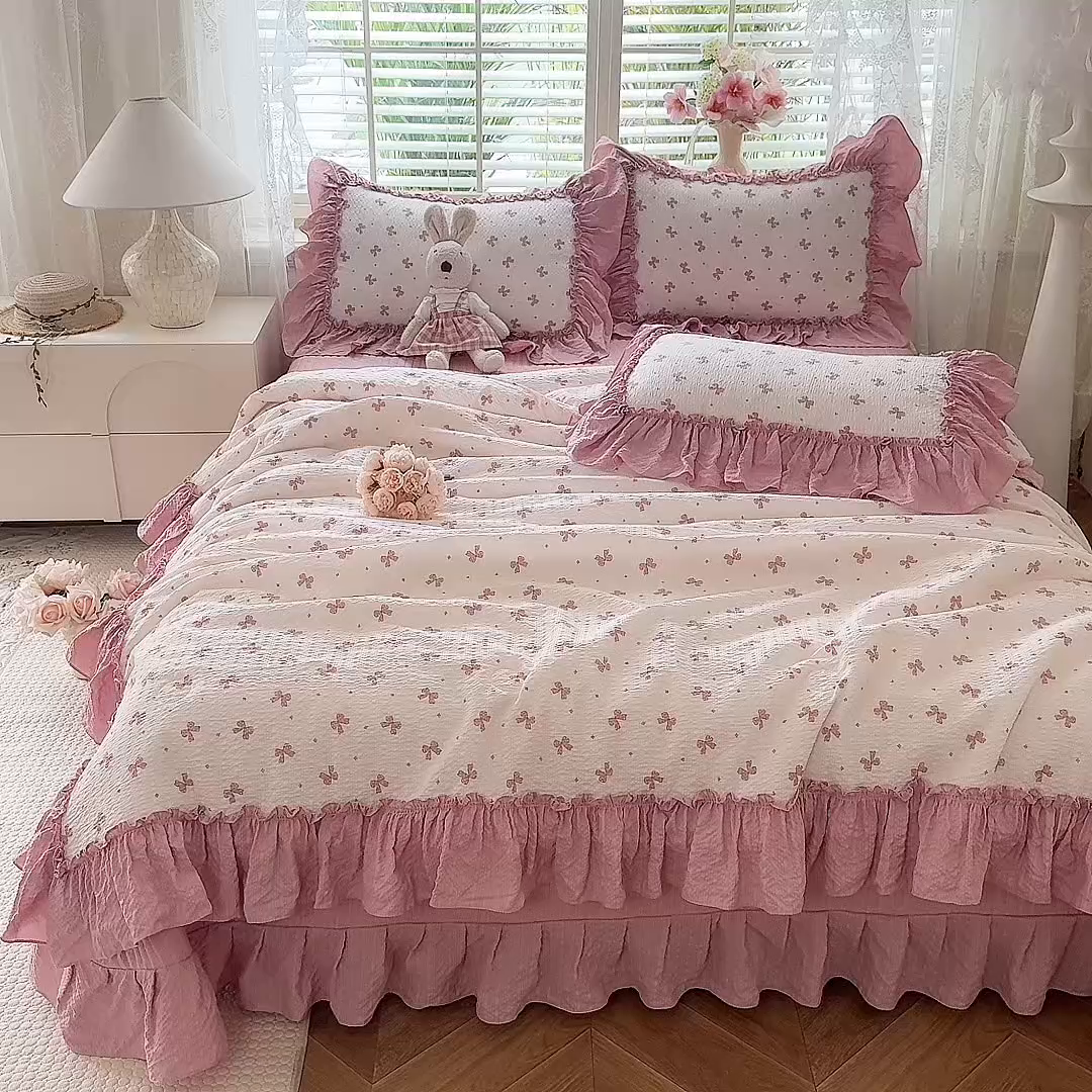 91家纺网 家纺一手货源 找家纺 韩约家纺 2026新款法式大花边床盖款泡芙棉夏凉被空调被四件套 蝶语