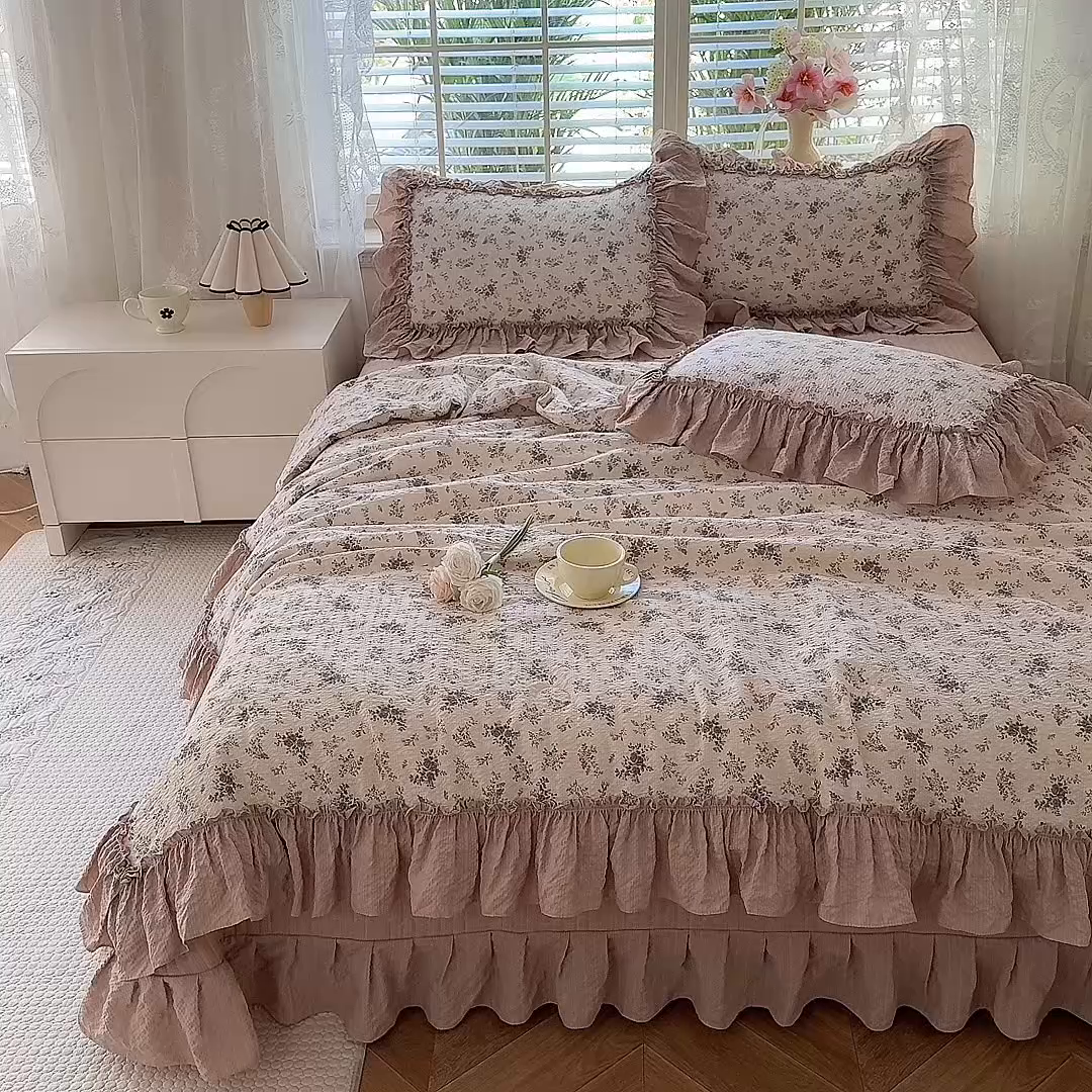 91家纺网 家纺一手货源 找家纺 韩约家纺 2026新款法式大花边床盖款泡芙棉夏凉被空调被四件套 倚梦