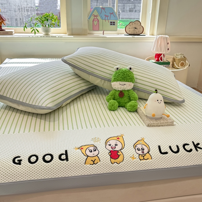 91家纺网 家纺一手货源 找家纺 （总）梦初语 2026春夏新款刺绣凉感豆豆冰丝软席三件套（400克加厚 夹层加捻 不起球 可机洗）