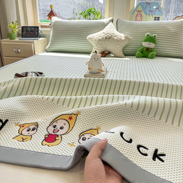 91家纺网 家纺一手货源 找家纺 （总）梦初语 2026春夏新款刺绣凉感豆豆冰丝软席三件套（400克加厚 夹层加捻 不起球 可机洗）