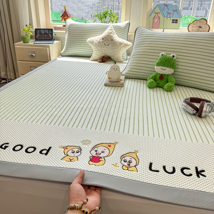 91家纺网 家纺一手货源 找家纺 （总）梦初语 2026春夏新款刺绣凉感豆豆冰丝软席三件套（400克加厚 夹层加捻 不起球 可机洗）