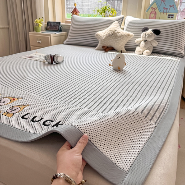 91家纺网 家纺一手货源 找家纺 梦初语 2026春夏新款刺绣凉感豆豆冰丝软席三件套（400克加厚 夹层加捻 不起球 可机洗） 清风条韵-灰