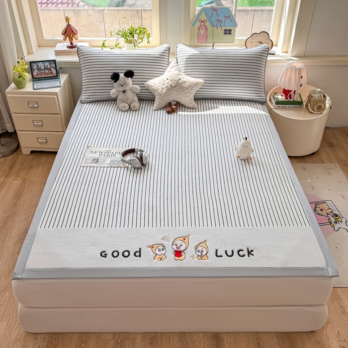 91家纺网 家纺一手货源 找家纺 梦初语 2026春夏新款刺绣凉感豆豆冰丝软席三件套（400克加厚 夹层加捻 不起球 可机洗） 清风条韵-灰