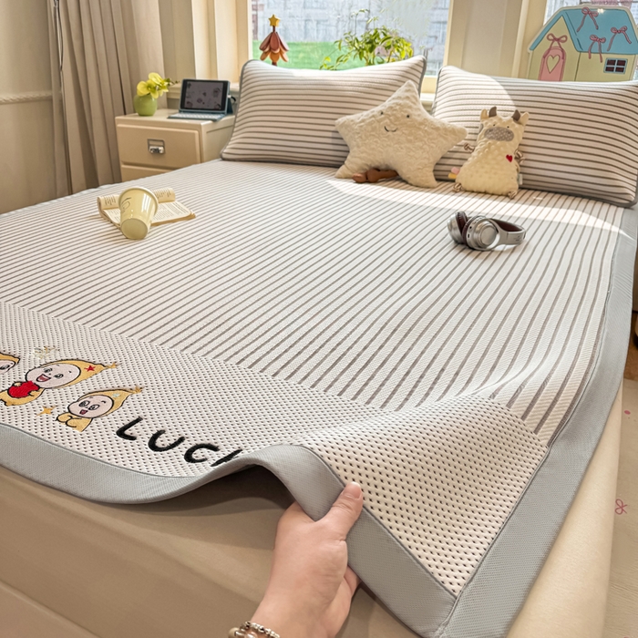 91家纺网 家纺一手货源 找家纺 梦初语 2026春夏新款刺绣凉感豆豆冰丝软席三件套（400克加厚 夹层加捻 不起球 可机洗） 清风条韵-咖