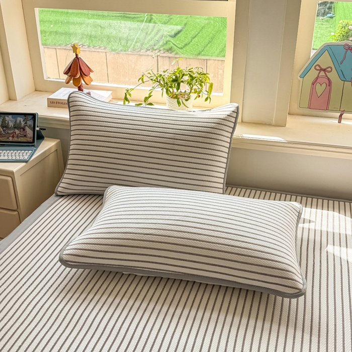 91家纺网 家纺一手货源 找家纺 梦初语 2026春夏新款刺绣凉感豆豆冰丝软席三件套（400克加厚 夹层加捻 不起球 可机洗） 清风条韵-咖