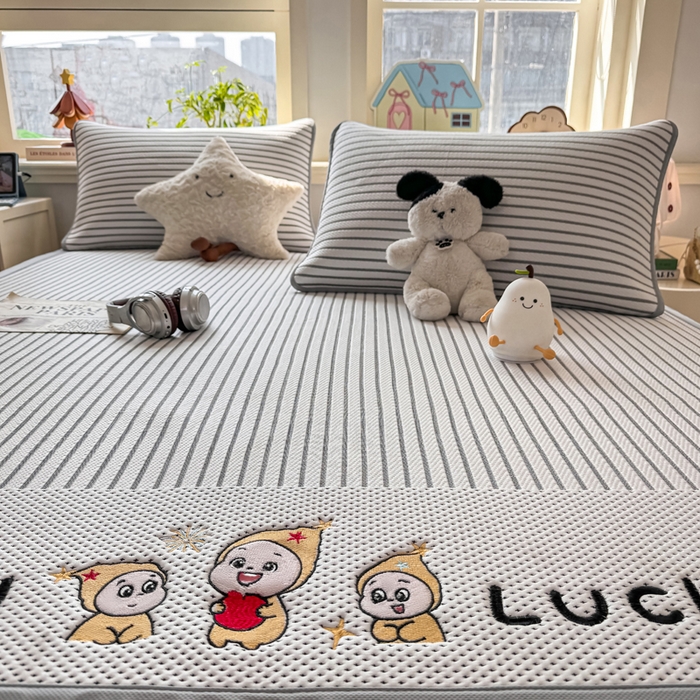 91家纺网 家纺一手货源 找家纺 梦初语 2026春夏新款刺绣凉感豆豆冰丝软席三件套（400克加厚 夹层加捻 不起球 可机洗） 清风条韵-灰