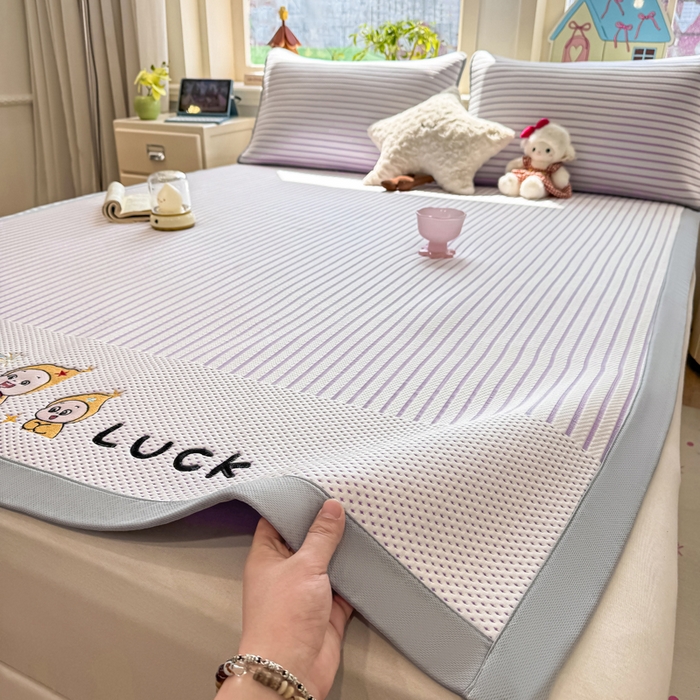 91家纺网 家纺一手货源 找家纺 梦初语 2026春夏新款刺绣凉感豆豆冰丝软席三件套（400克加厚 夹层加捻 不起球 可机洗） 清风条韵-紫