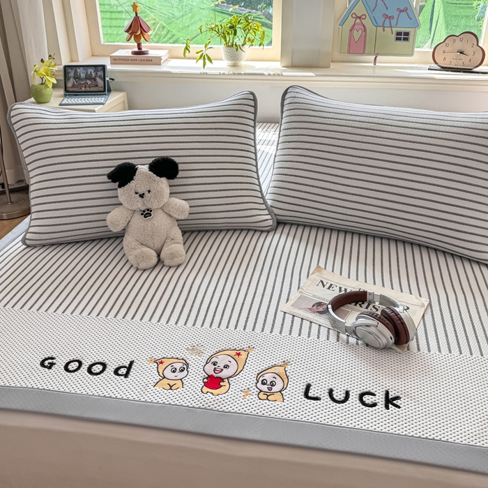 91家纺网 家纺一手货源 找家纺 梦初语 2026春夏新款刺绣凉感豆豆冰丝软席三件套（400克加厚 夹层加捻 不起球 可机洗） 清风条韵-灰