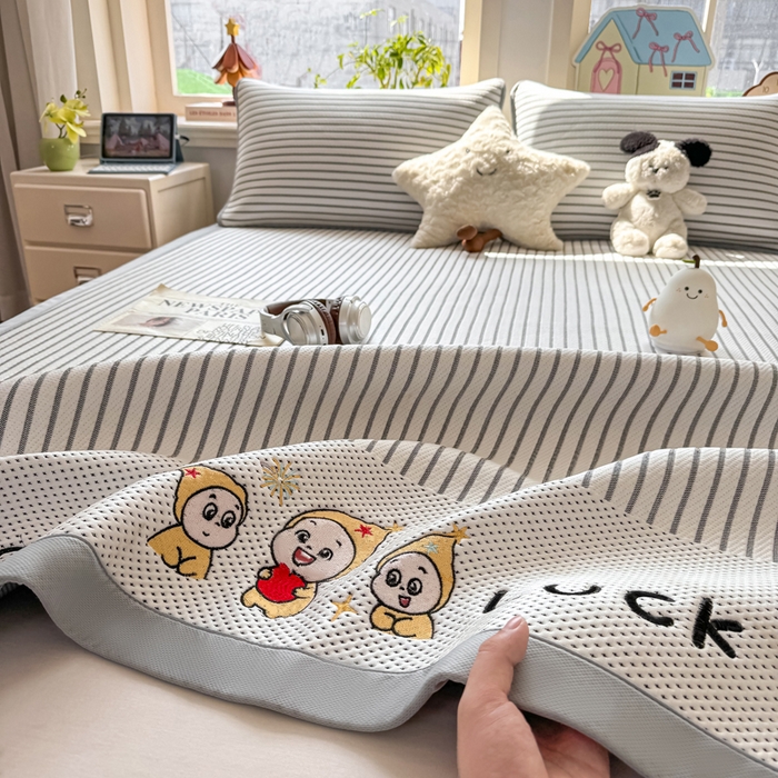 91家纺网 家纺一手货源 找家纺 梦初语 2026春夏新款刺绣凉感豆豆冰丝软席三件套（400克加厚 夹层加捻 不起球 可机洗） 清风条韵-灰