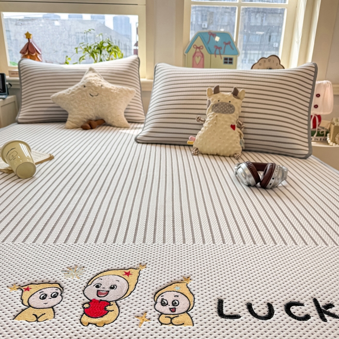 91家纺网 家纺一手货源 找家纺 梦初语 2026春夏新款刺绣凉感豆豆冰丝软席三件套（400克加厚 夹层加捻 不起球 可机洗） 清风条韵-咖