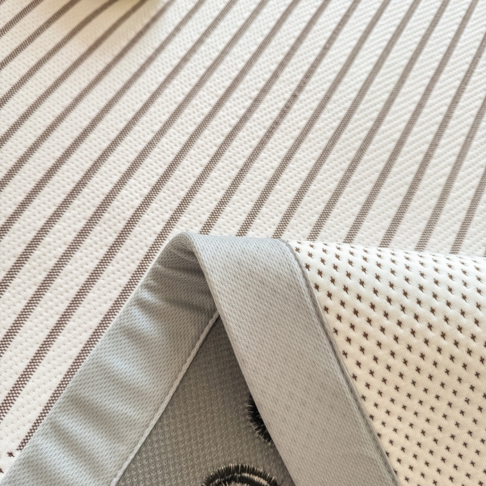 91家纺网 家纺一手货源 找家纺 梦初语 2026春夏新款刺绣凉感豆豆冰丝软席三件套（400克加厚 夹层加捻 不起球 可机洗） 清风条韵-咖