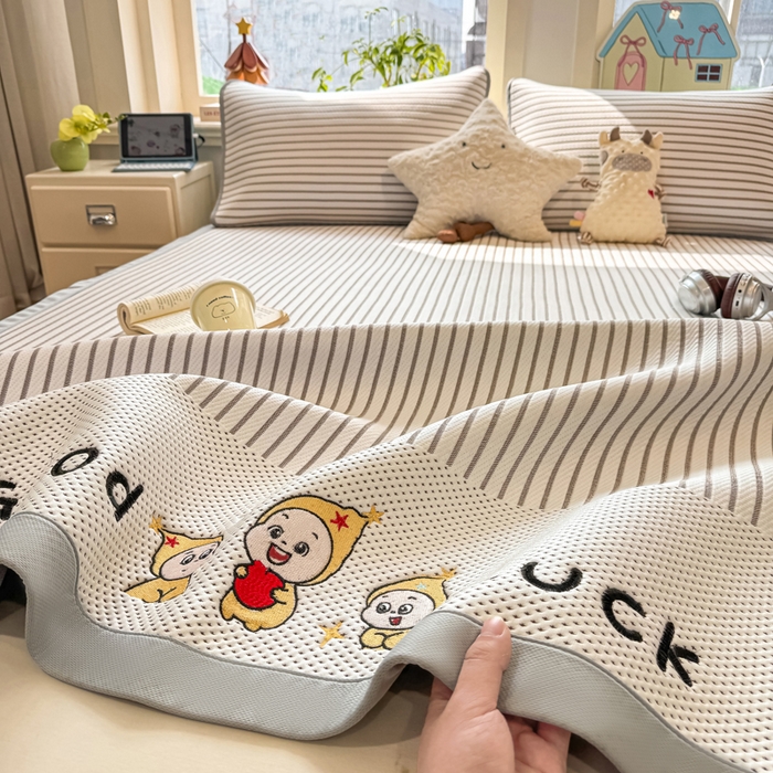 91家纺网 家纺一手货源 找家纺 梦初语 2026春夏新款刺绣凉感豆豆冰丝软席三件套（400克加厚 夹层加捻 不起球 可机洗） 清风条韵-咖