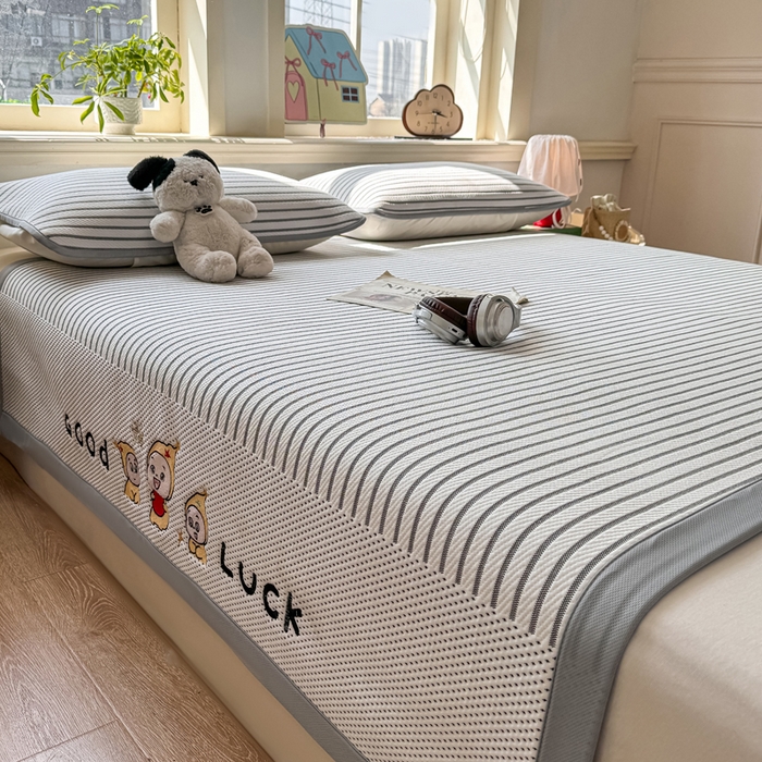 91家纺网 家纺一手货源 找家纺 梦初语 2026春夏新款刺绣凉感豆豆冰丝软席三件套（400克加厚 夹层加捻 不起球 可机洗） 清风条韵-灰