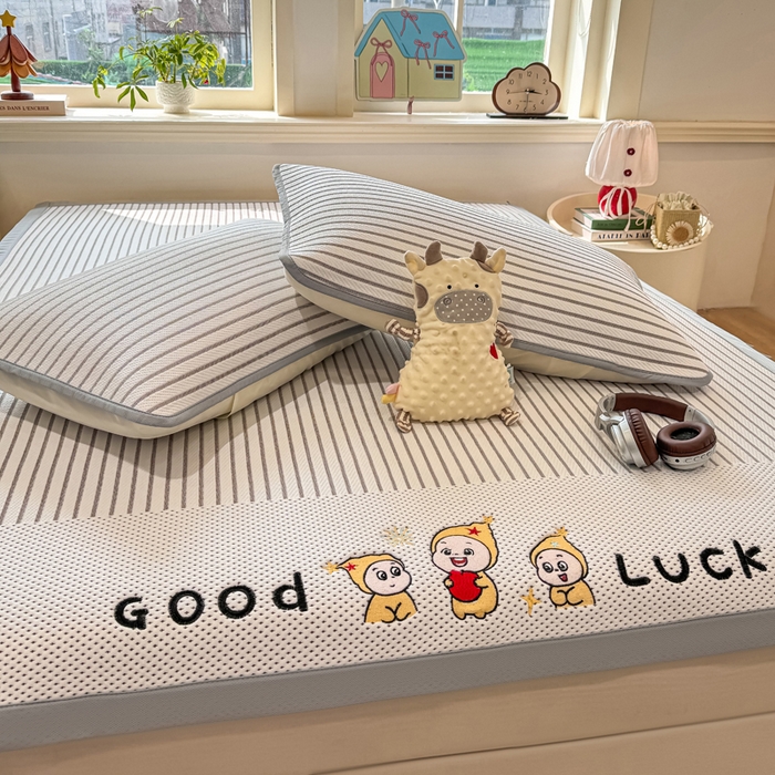 91家纺网 家纺一手货源 找家纺 梦初语 2026春夏新款刺绣凉感豆豆冰丝软席三件套（400克加厚 夹层加捻 不起球 可机洗） 清风条韵-咖