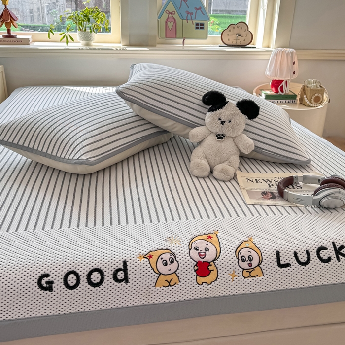 91家纺网 家纺一手货源 找家纺 梦初语 2026春夏新款刺绣凉感豆豆冰丝软席三件套（400克加厚 夹层加捻 不起球 可机洗） 清风条韵-灰