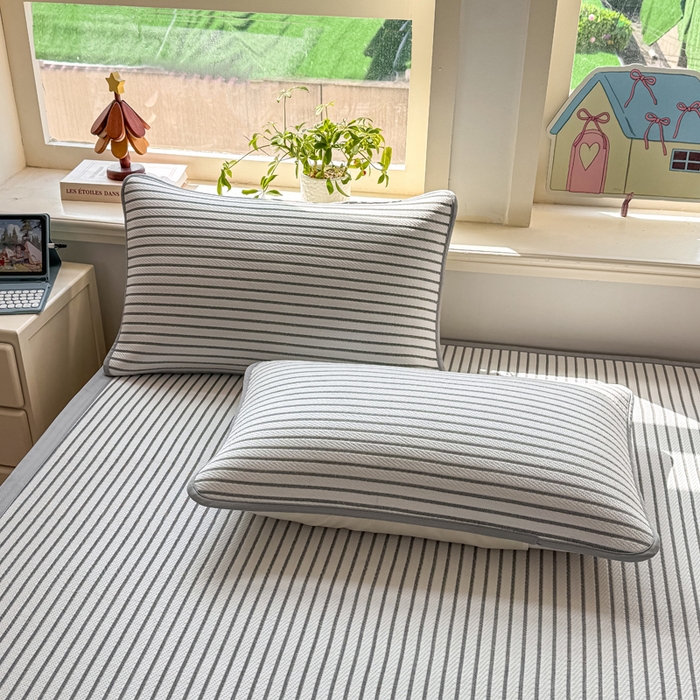 91家纺网 家纺一手货源 找家纺 梦初语 2026春夏新款刺绣凉感豆豆冰丝软席三件套（400克加厚 夹层加捻 不起球 可机洗） 清风条韵-灰