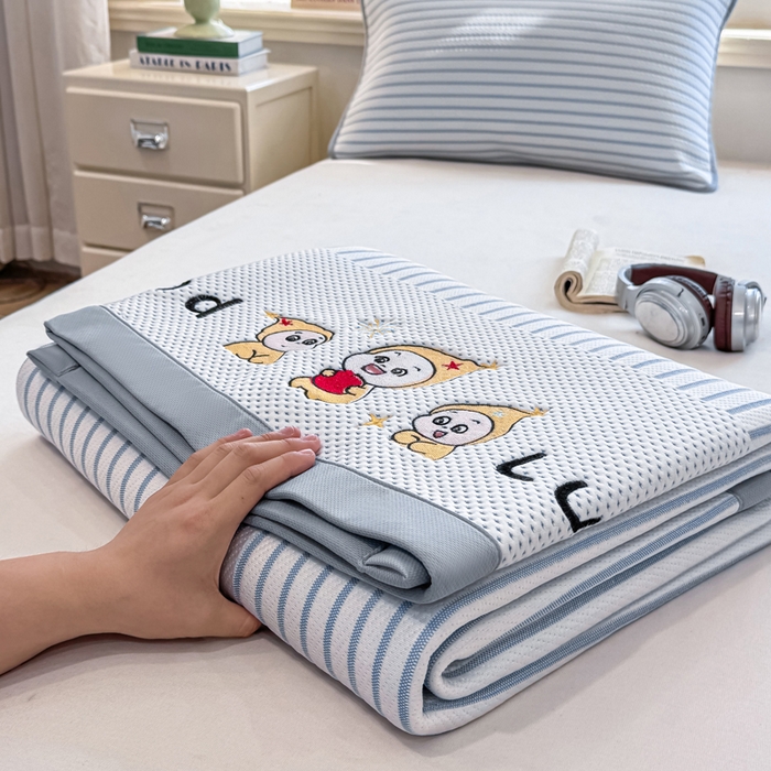 91家纺网 家纺一手货源 找家纺 梦初语 2026春夏新款刺绣凉感豆豆冰丝软席三件套（400克加厚 夹层加捻 不起球 可机洗） 清风条韵-蓝