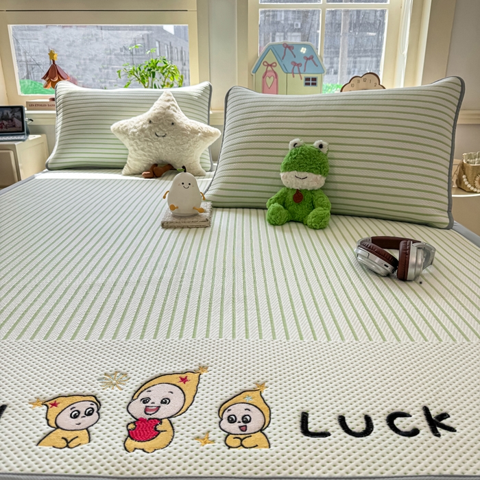 91家纺网 家纺一手货源 找家纺 梦初语 2026春夏新款刺绣凉感豆豆冰丝软席三件套（400克加厚 夹层加捻 不起球 可机洗） 清风条韵-绿