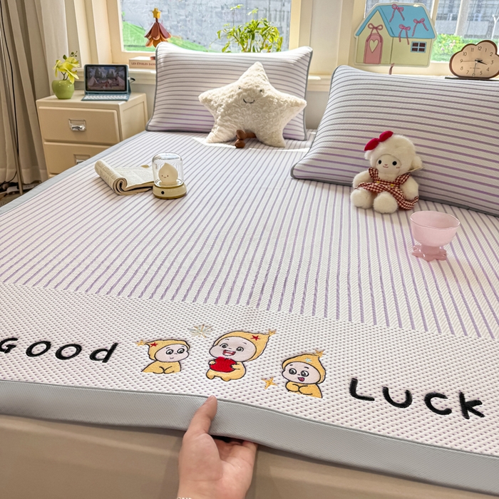 91家纺网 家纺一手货源 找家纺 梦初语 2026春夏新款刺绣凉感豆豆冰丝软席三件套（400克加厚 夹层加捻 不起球 可机洗） 清风条韵-紫