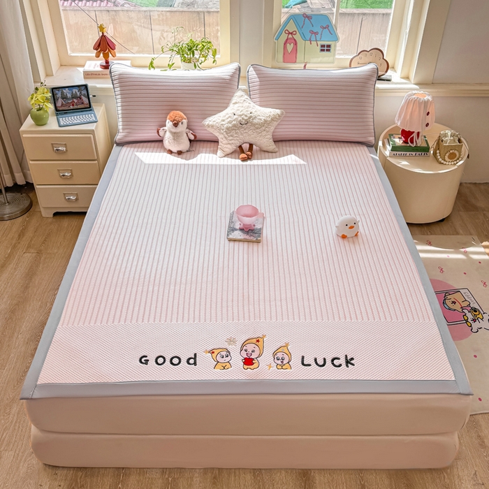 91家纺网 家纺一手货源 找家纺 梦初语 2026春夏新款刺绣凉感豆豆冰丝软席三件套（400克加厚 夹层加捻 不起球 可机洗） 清风条韵-玉